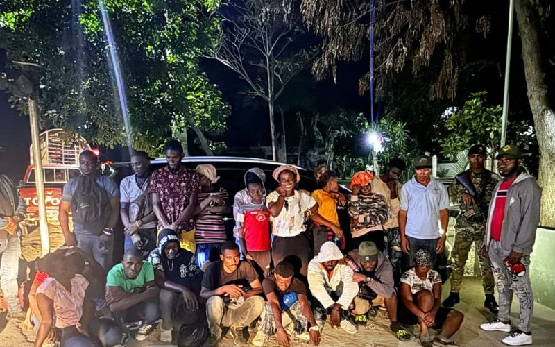 Abandonan jeepeta con 22 inmigrantes indocumentados en Montecristi