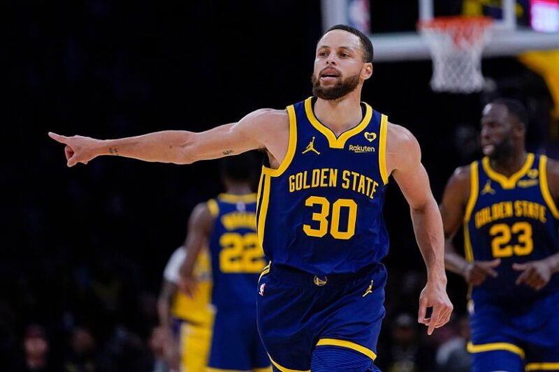 Stephen Curry rescata del infierno a los Warriors