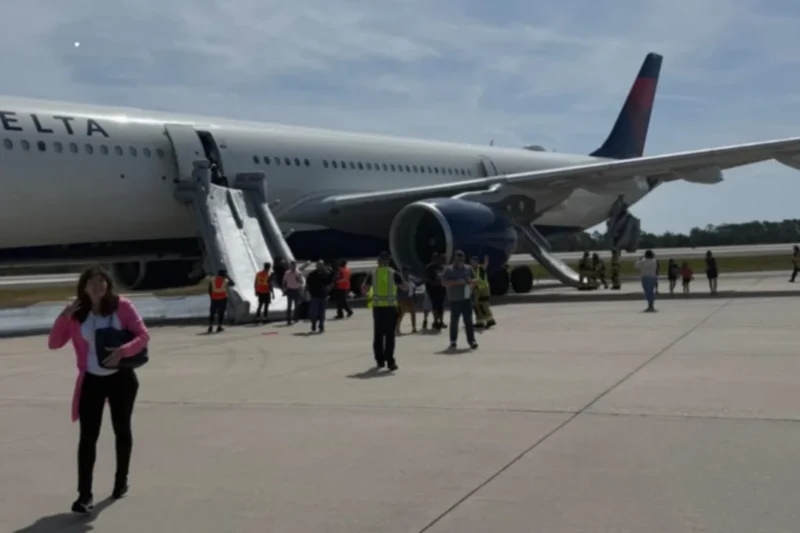 Avión Delta evacuado tras incendiarse uno de sus motores en Orlando