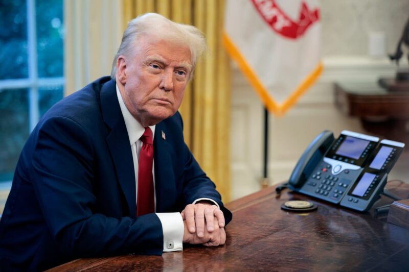 Donald Trump firma orden ejecutiva para fortalecer períodos prueba a empleados federales