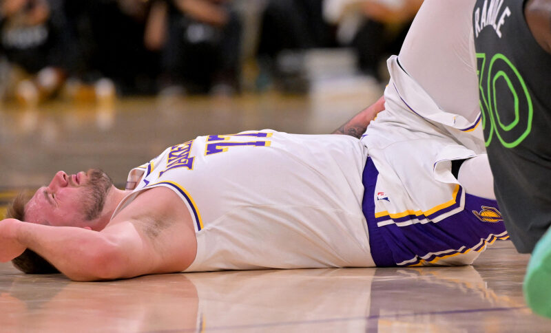 Inician los Playoffs de la NBA con derrota de los Lakers