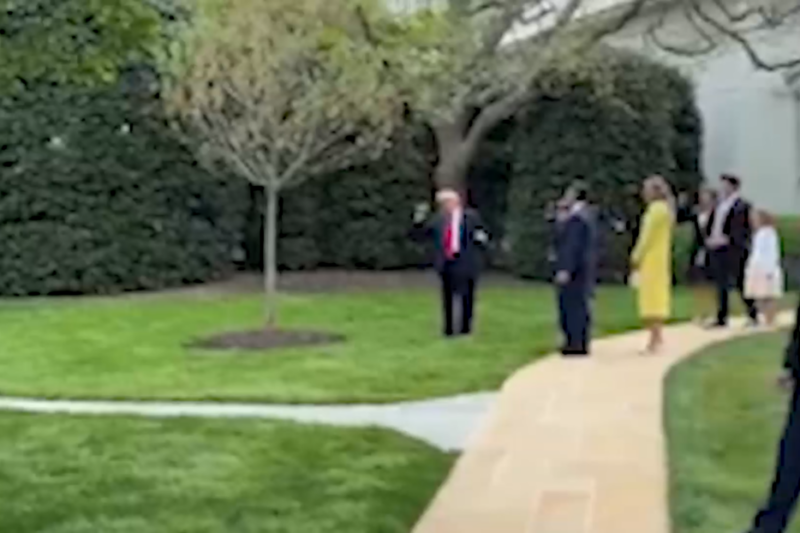 Donald Trump baila frente a una multitud fuera de la Casa Blanca