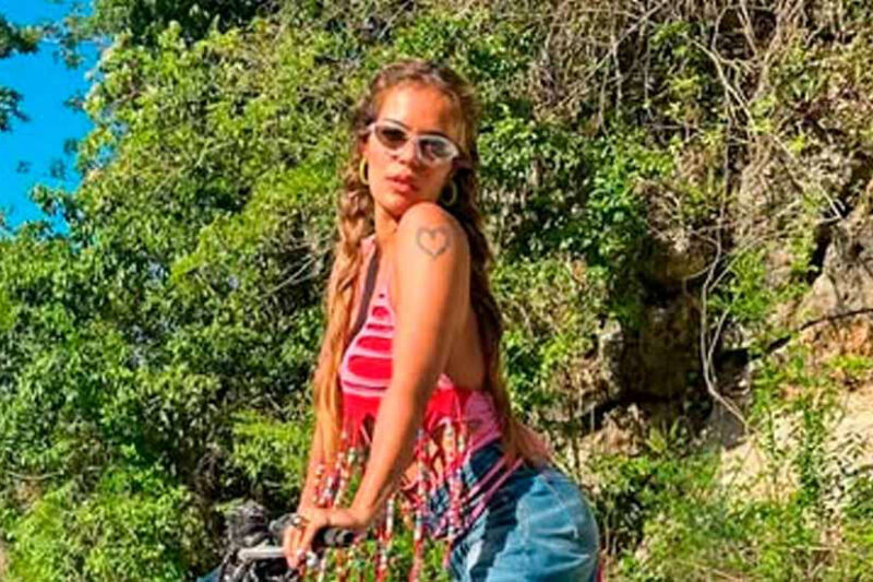 Karol G sufre accidente en una moto en Jamaica