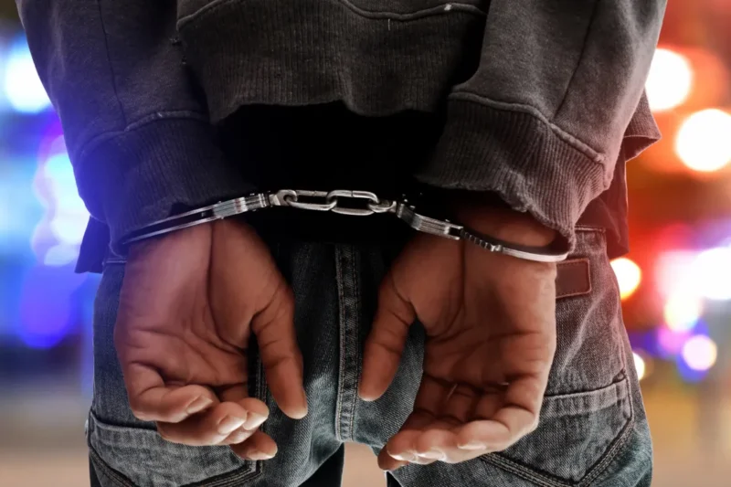 El Director del FBI publicó foto de una jueza de Wisconsin esposada