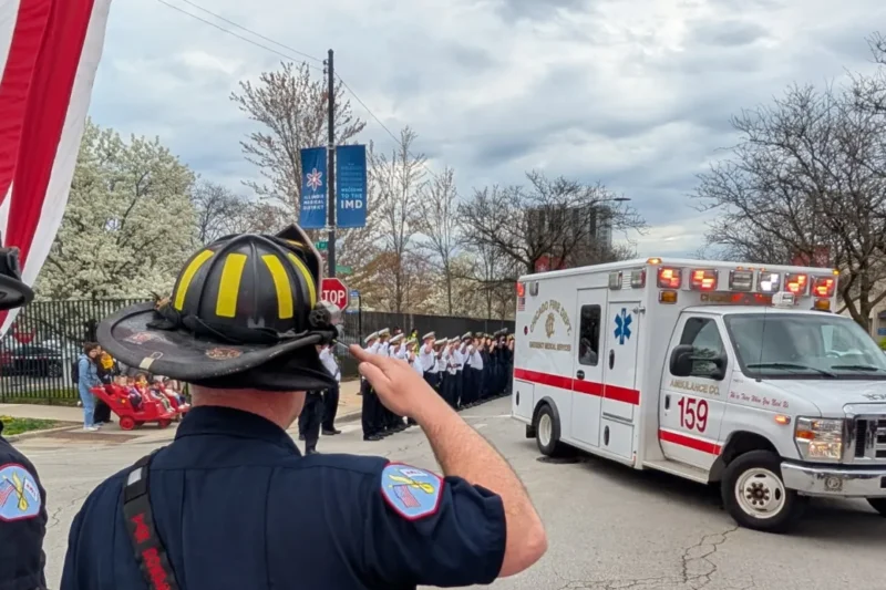 Un bomberos muere al responder a incendio en garaje de chicago