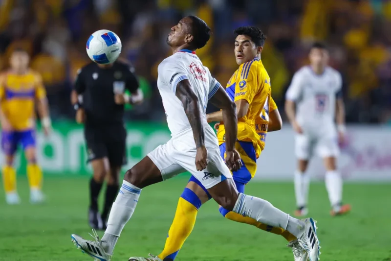 Tigres y Cruz Azul empatan 1-1 y aplazan al finalista de la Concachampions