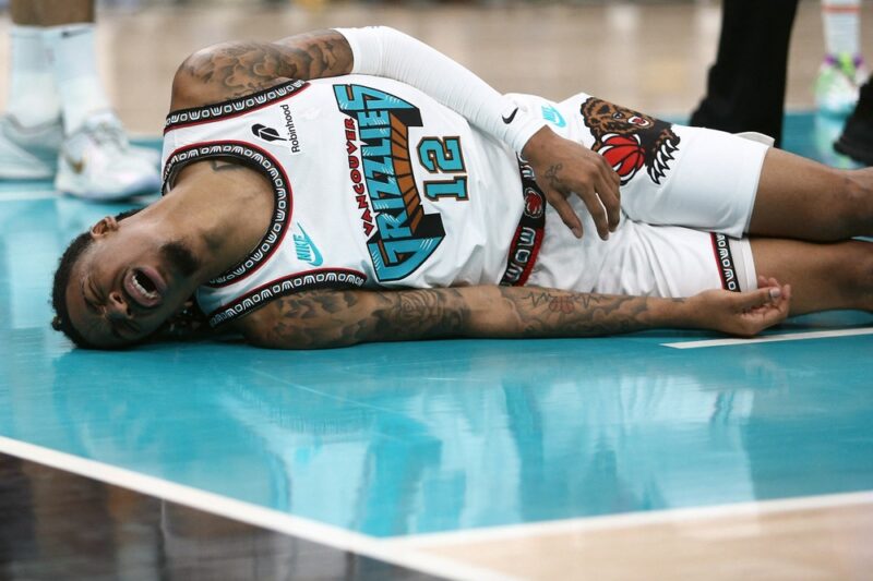 Memphis pierde a Morant y sufre la remontada desde descanso en ‘playoff’