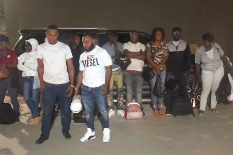 Apresan dos hombres que trasladaban a 15 indocumentados en Montecristi