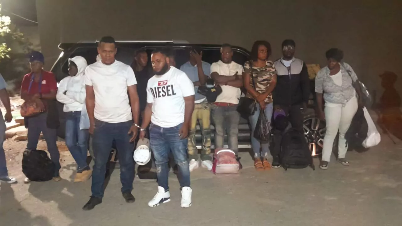 Apresan dos hombres que trasladaban a 15 indocumentados en Montecristi Apresan dos hombres que trasladaban a 15 indocumentados en Montecristi