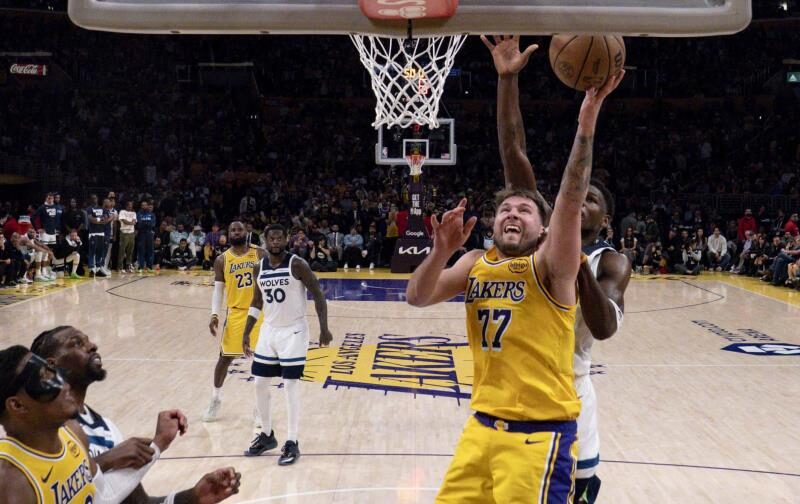 Doncic anota 31, y Lakers derrotan a Timberwolves para empatar la serie