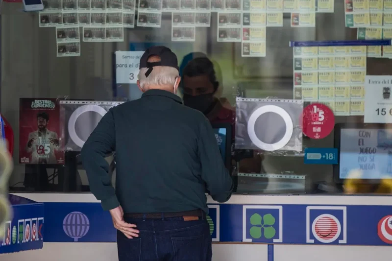 Apresan vendedora de lotería por intentar cobrar premio de 40 mil euros de cliente