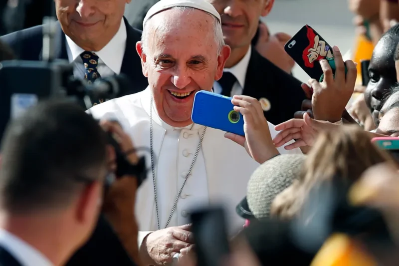 Revelan imágenes de sencilla habitación donde murió el papa Francisco El Vaticano