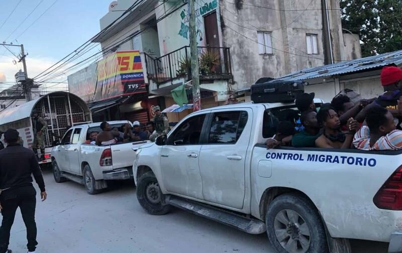 Alrededor de 300 haitianos regresan voluntariamente a su país por desalojo en Mata Mosquito