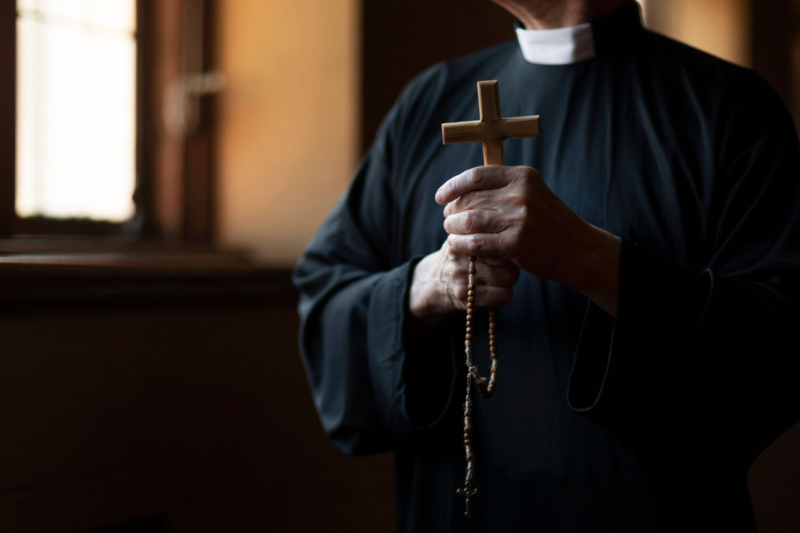 Apresan sacerdote por atropellar una joven motorista y darse a la fuga en italia