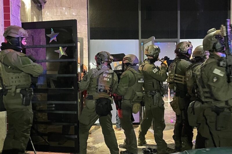 La DEA detiene a 100 inmigrantes en un night club de Colorado