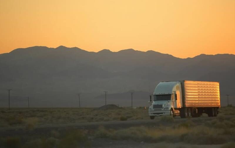 Donald Trump firma decreto para exigir que camioneros de EE. UU. dominen el inglés