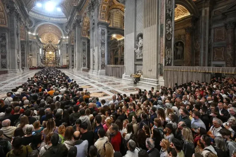 Más de 20.000 fieles despidieron al Papa la basílica de San Pedro y extendió la alta convocatoria