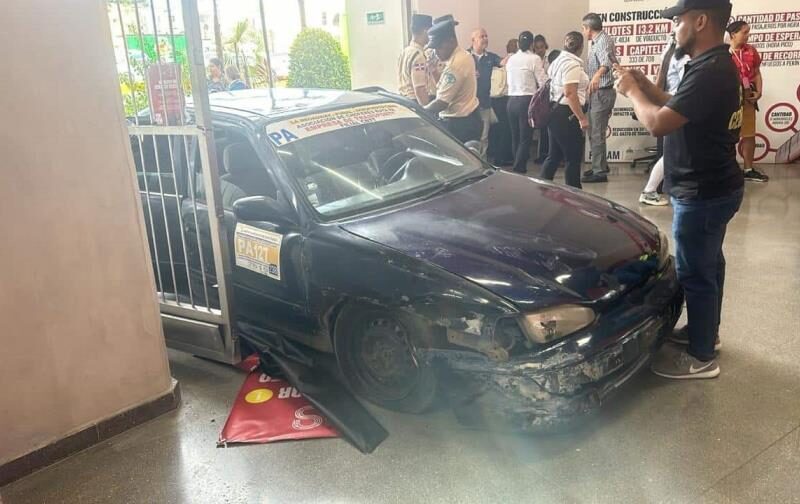 Carro público se estrella contra terminal 1 del teleférico de Santiago