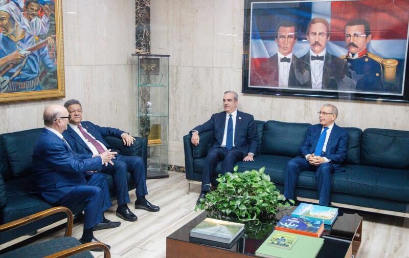 Abinader y los expresidentes acuerdan crear política nacional sobre Haití