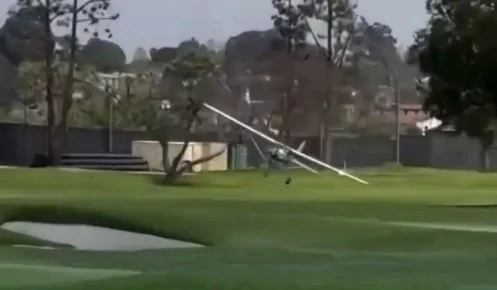 Momento inesperado avioneta aterriza en un campo de golf de California