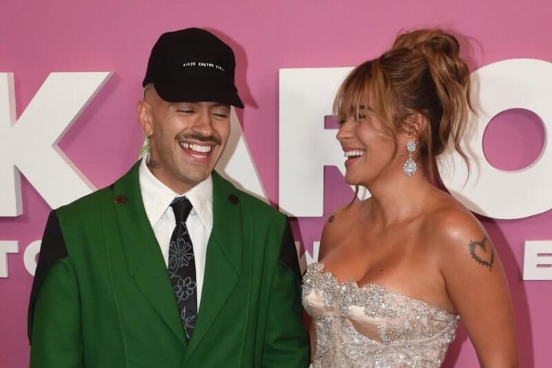 Karol G, sorprende a todos los fans al llegar junto a Feid la premier su documental en NY