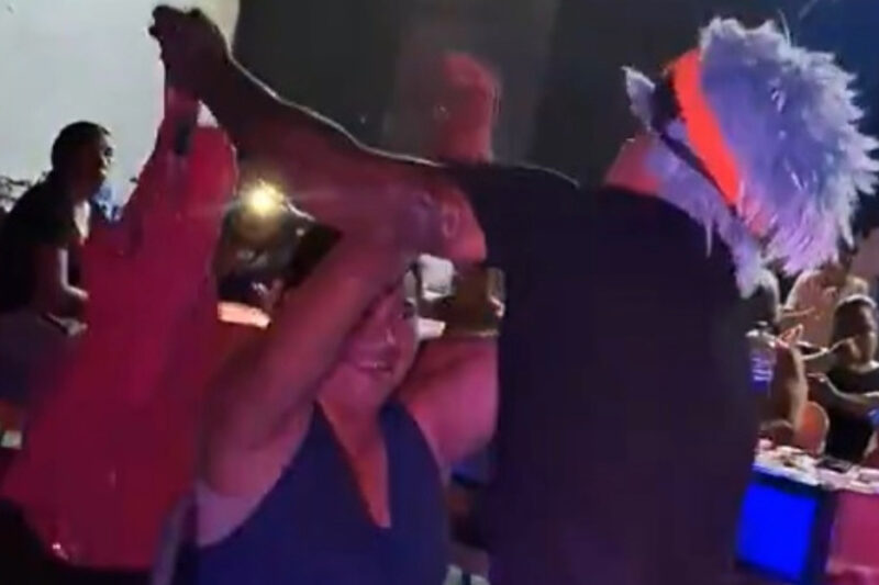 Un Payaso realiza baile provocador para una chica y casi termina apuñalado