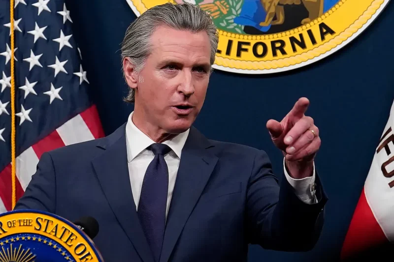 El Gobernador de California busca reducir atención médica a inmigrantes indocumentados