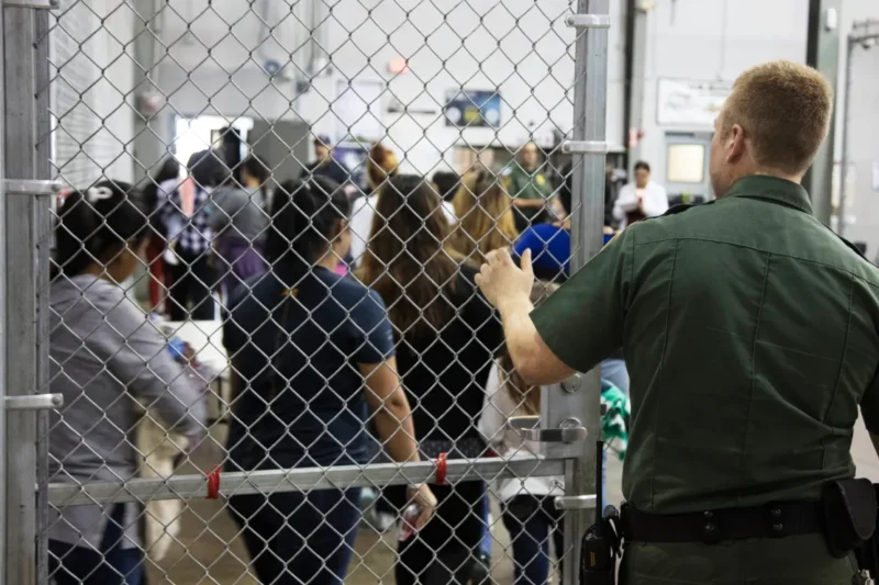 Un Juez bloquea vuelo de deportación inmigrantes asiáticos a Libia