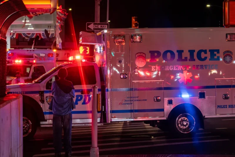 Hombre abre fuego contra policías mientras huye de una parada en Staten Island
