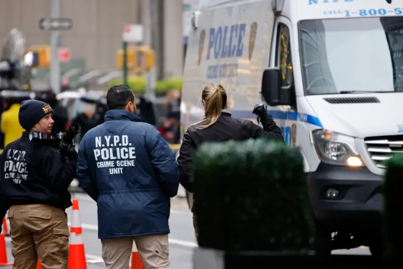 Adolescente en scooter recibe disparo en la cabeza afuera de escuela de El Bronx