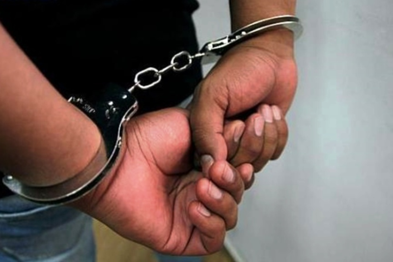 Arrestan tres hombres a bordo de lancha con 543 paquetes de presunta cocaína y marihuana