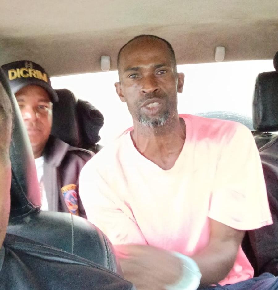 Arrestan hombre captado en video golpeando un perro en Sabana Grande de Boyá Arrestan hombre captado en video golpeando un perro en Sabana Grande de Boyá