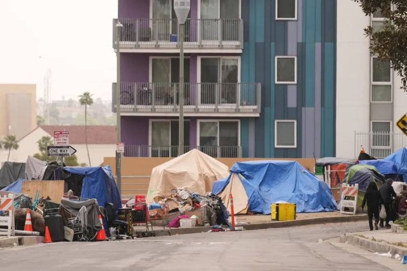 Encuentran sin vida a hispana en campamento de indigentes en Los Ángeles