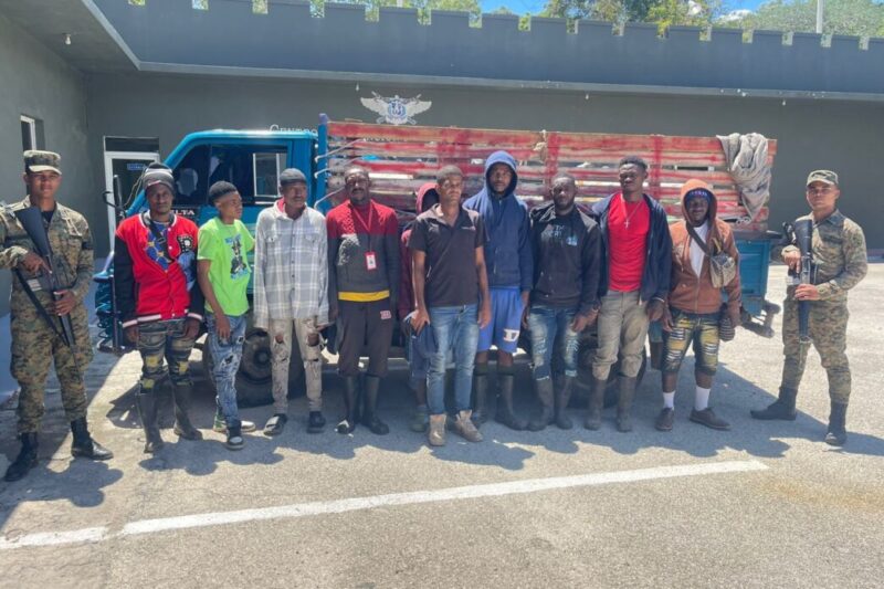 Detienen camión con 13 inmigrantes indocumentados en Duvergé