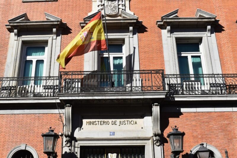 Menor abusada y ofrecida a adultos destapa red de pederastia en España