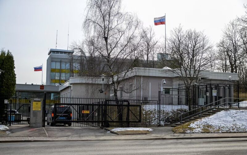 Hallan muerto a diplomático sueco sospechoso de espionaje, según medios
