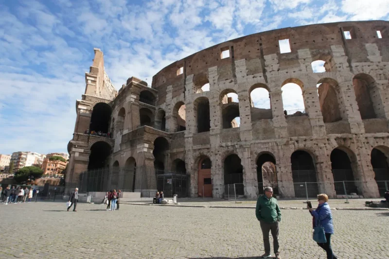 Turista estadounidense queda clavado en reja de Coliseo de Roma buscando “mejor vista”