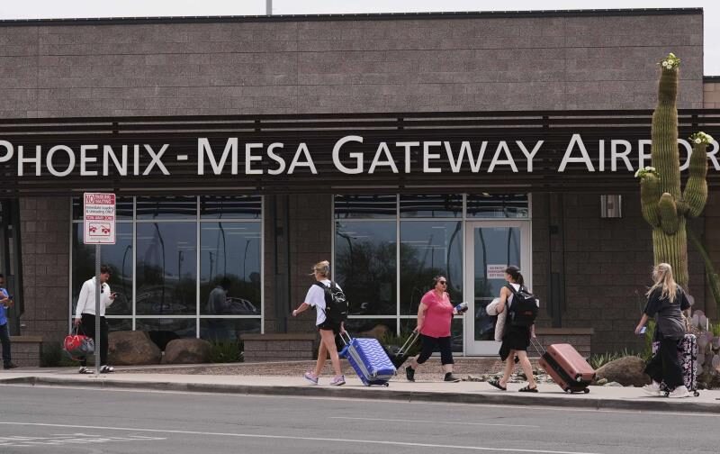 Aerolínea de bajo costo inicia vuelos de deportación para el ICE desde Arizona