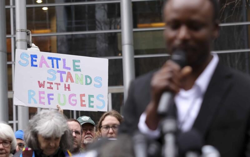 Juez anula orden que obligaba al gobierno de Trump a admitir a 12,000 refugiados en Seattle
