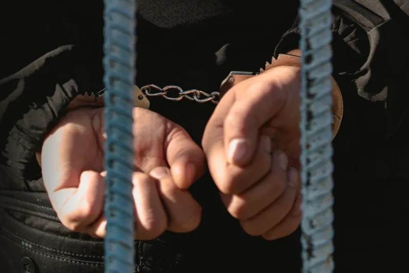 Hispano enfrenta graves cargos por agredir a niños en Texas