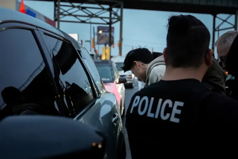 Familias buscan sus parientes tras arresto de 100 personas por ICE en Tennessee