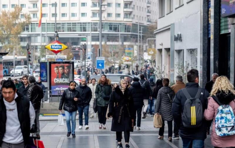 España regulariza miles de inmigrantes mientras otros países refuerzan restricciones