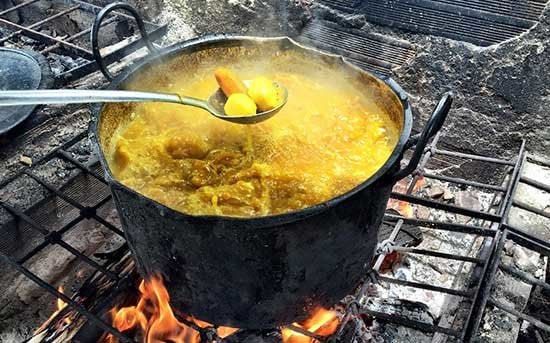 Video: Le tiran un sancocho caliente tras reclamo de RD$200