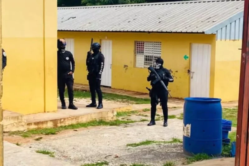 Se Encuentra militariza por policía una escuela en Barahona; habitantes dicen que no hay motivos