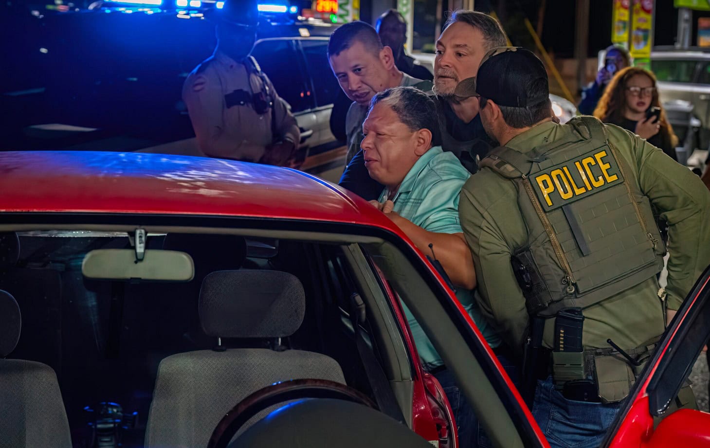 Autoridades de migración de EE. UU. apresan más de 100 personas en Nashville Autoridades de migración de EE. UU. apresan más de 100 personas en Nashville