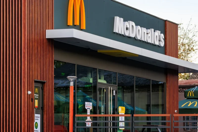 Sucursal de McDonald’s prohíbe entrada a menores de 21 años en Virginia