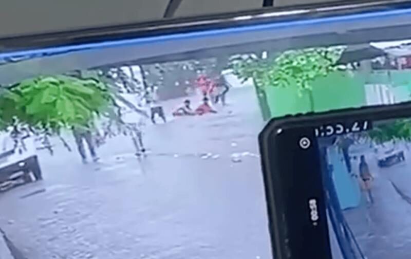 Encuentran con vida niña que cayó en alcantarilla en San Cristóbal