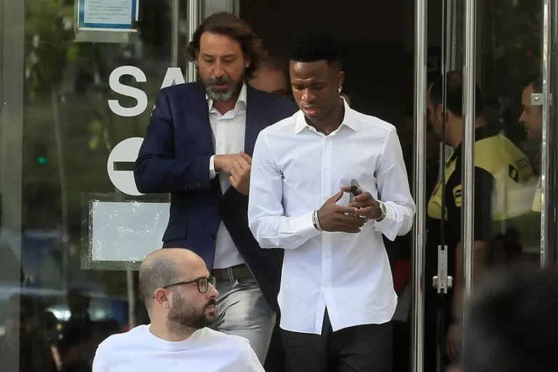 El Futbolista Vinicius temió estar en peligro por el muñeco colgado con su imagen