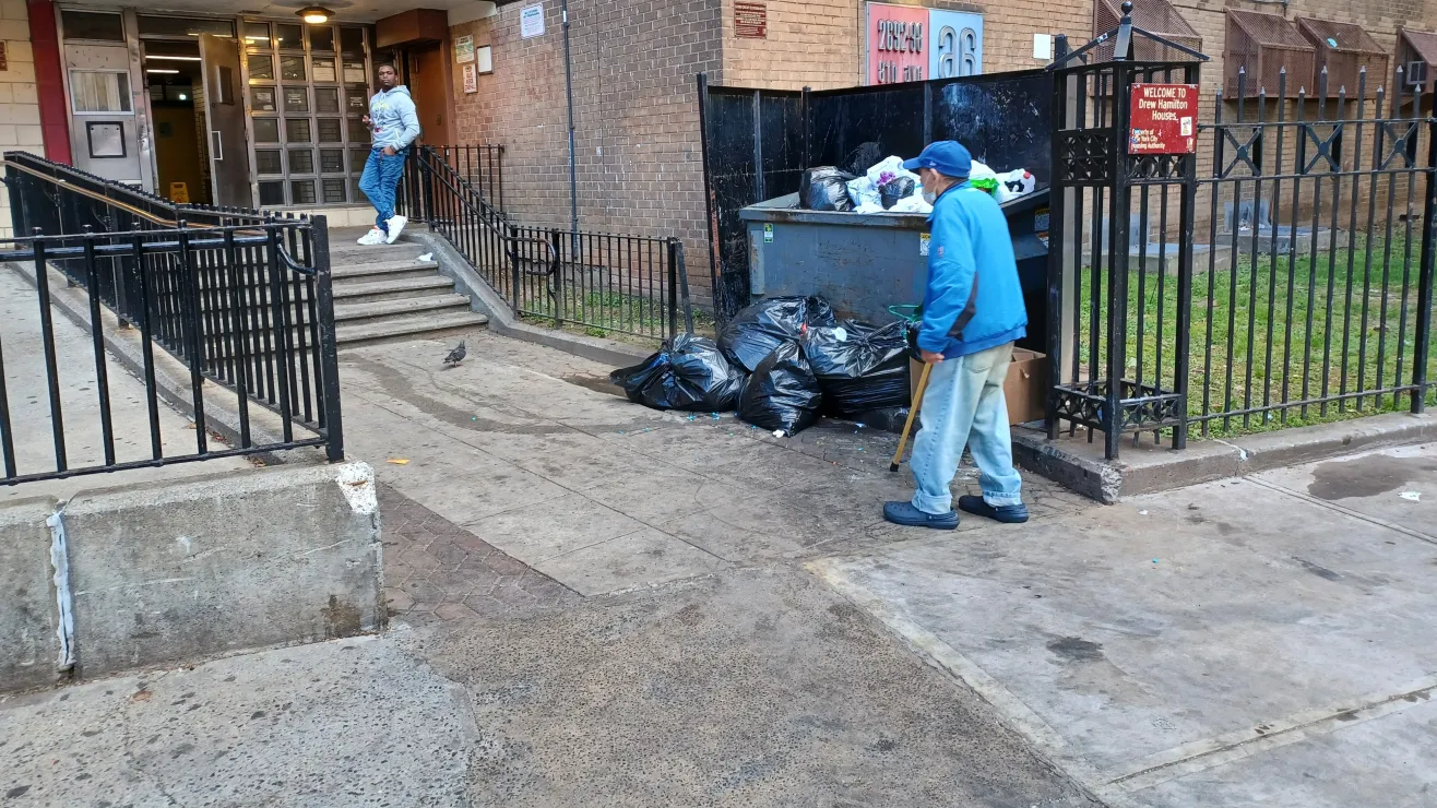 Mujer acusada de brutalmente asesinar a su hija intenta culpar a su hijo mayor en juicio en Nueva York. Mujer acusada de brutalmente asesinar a su hija intenta culpar a su hijo mayor en juicio en Nueva York.