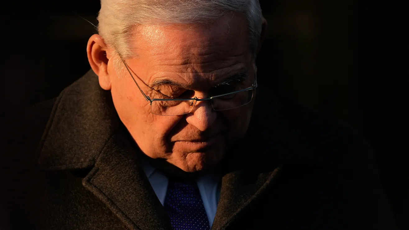 “Bob Menéndez comienza su condena de 11 años en prisión federal por corrupción” “Bob Menéndez comienza su condena de 11 años en prisión federal por corrupción”